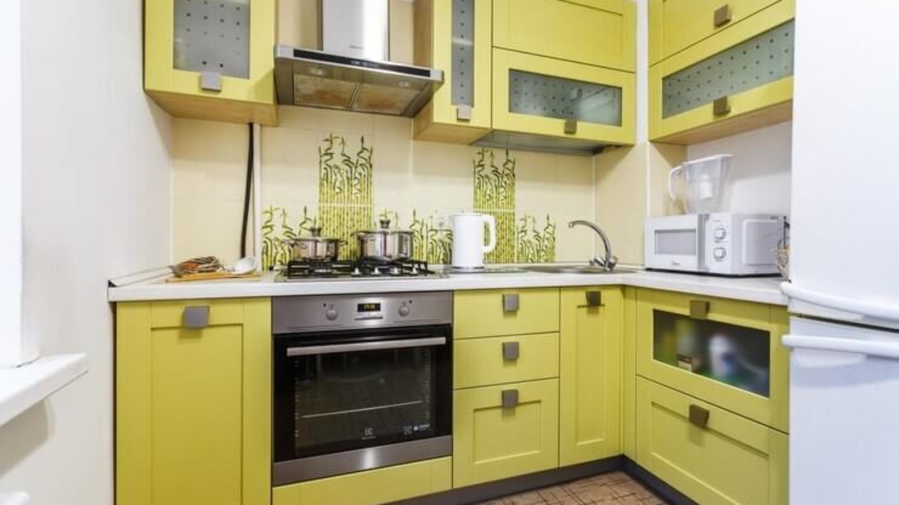 طراحی آشپزخانه ال شکل کوچک -وب سایت دکورامسین